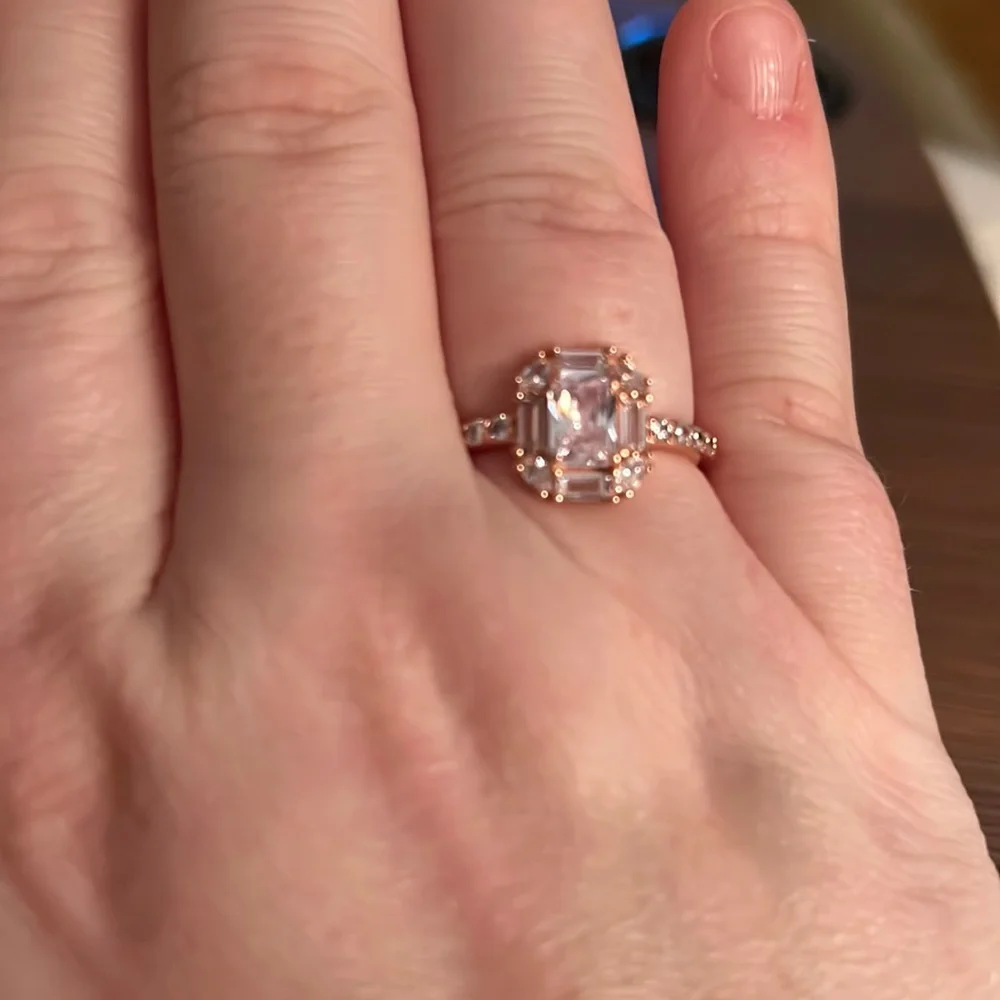 Stunning diamond cubic zirconia ring on .925 solid sterling silver! - Picture 1 of 4